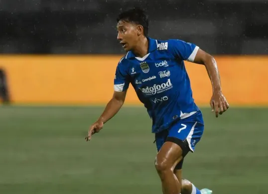 Update babak pertama pertandingan Persib vs Persija dalam lanjutan pekan ke-17 BRI Super League sore ini, Minggu, 11 Januari 2026. (Sumber: Instagram/@backham_put7)