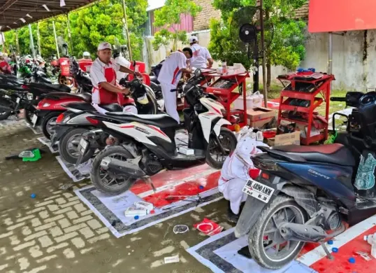 AHM bersama jaringan dealer Honda menyalurkan service motor gratis dan bantuan kebutuhan pokok bagi lebih dari 3.000 korban bencana di Aceh, Sumut, dan Sumbar. (Sumber: AHM)