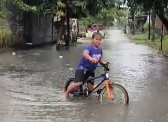 Kondisi genangan air di Bumi Nagara Lestari. (Sumber: Dok. Polsek Cikande)
