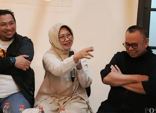 Peneliti senior BRIN, Prof. Siti Zuhro (tengah) saat menjadi narasumber dalam agenda Launching Riset: Mencari Sosok Pemimpin Ideal Indonesia: Apa Kata Rakyat?, di Jakarta Selatan, Minggu, 11 Januari 2026. (Sumber: Poskota/Ali Mansur)
