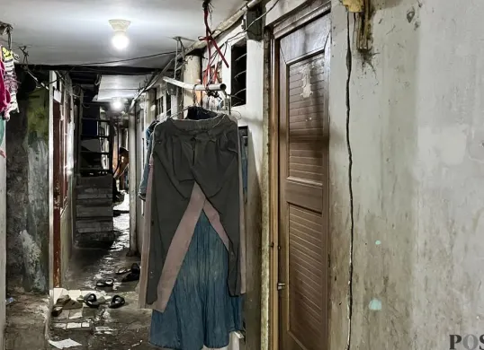 Kondisi rumah warga di Muara Baru, Jakarta Utara yang terlihat retak, Minggu, 11 Januari 2025. (Sumber: Poskota/M Tegar Jihad)