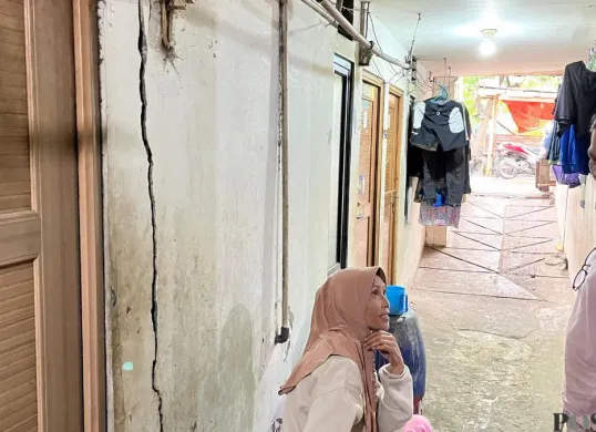 Kondisi rumah warga di Muara Baru, Jakarta Utara yang terlihat retak, Minggu, 11 Januari 2025. (Sumber: Poskota/M Tegar Jihad)