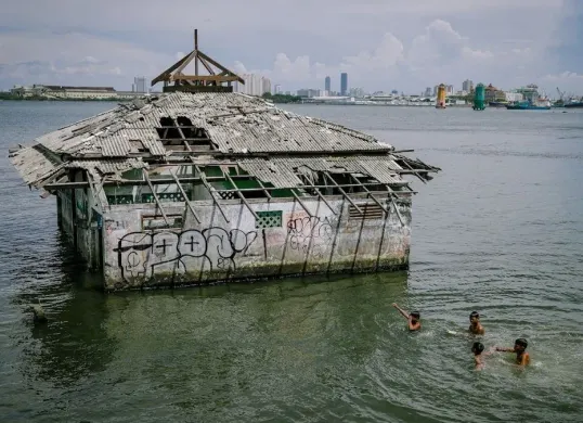 Kondisi di wilayah Jakarta Utara, penurunan tanah semakin bertambah setiap tahunnya. (Sumber: dsda.jakarta.go.id)