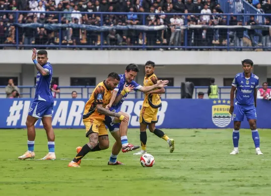 Kemenangan Persib Bandung atas Persija Jakarta pada pekan ke-17 Super League 2025/2026 menegaskan konsistensi Maung Bandung sepanjang putaran pertama. (Sumber: Poskota/Bilal)