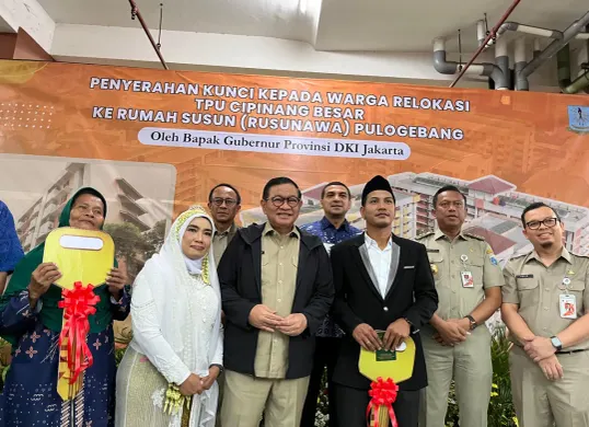 Gubernur Jakarta, Pramono Anung menyerahkan secara simbolis kunci hunian Rumah Susun Pulo Gebang, Jakarta Timur, kepada warga yang sebelumnya tinggal di Taman Pemakaman Umum (TPU) Kebon Nanas, Senin, 12 Januari 2025. (Sumber: Poskota/M Tegar Jihad)