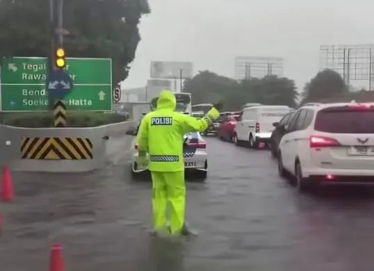 Situasi lalu lintas arah Bandara Internasional Soetta, Benda, Kota Tangerang, Banten, dikepung banjir, Senin, 12 Januari 2026. (Sumber: Dok. Polresta Bandara Soetta)
