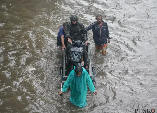Banjir merendam sejumlah wilayah di Jakarta akibat intensitas hujan yang tinggi pada Senin, 12 Januari 2026 (Sumber: Poskota/Bilal Nugraha)