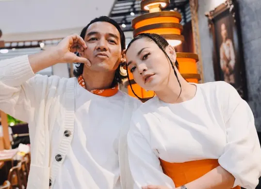 Hesti Purwadinata bersama dengan sang suami, Edo Borne yang mengaku mendapatkan ancaman setelah membela Aurelie Moeremans. (Sumber: Instagram/@hestipurwadinata)