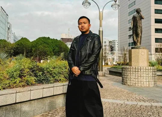 Dugaan child grooming yang dilakukan oleh Roby Tremoti setelah buku Broken Strings karya Aurelie Moeremans menjadi viral ikut menyeret Joshua Suherman. (Sumber: Instagram/@jojosuherman)