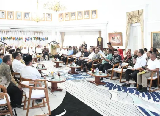 Pemkab Bogor mengikuti rapat koordinasi dengan Gubernur Jabar Dedi Mulyadi terkait optimasi SiLPA di Gedung Sate, Kota Bandung. (Sumber: Dok. Pemkab Bogor)