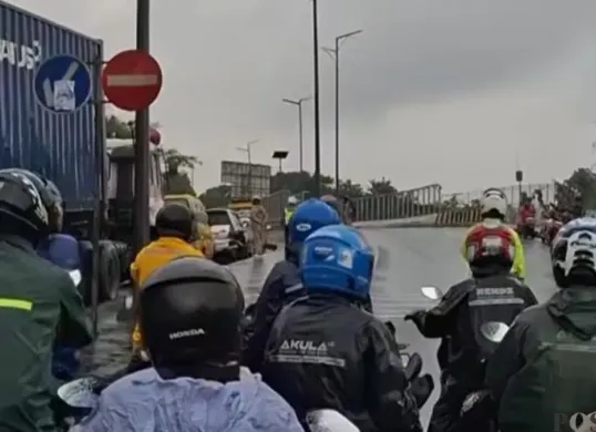 Kemacetan yang terjadi di Lampu Merah Balaraja Timur. (Sumber: Poskota/Veronica Prasetio)