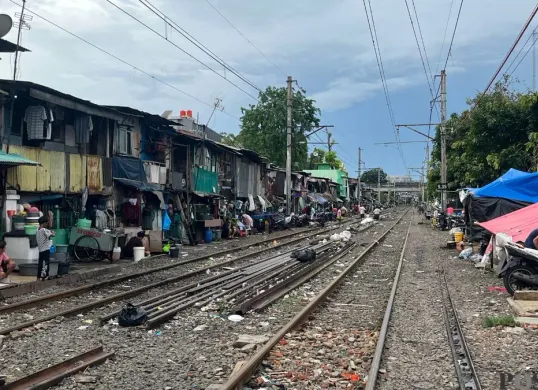 Suasana di lokasi rel kereta kawasan Pekojan, Tambora, Jakarta Barat, yang kerap menjadi lokasi tawuran antar kelompok, Senin, 12 Januari 2026. (Sumber: Poskota/Pandi Ramedhan)