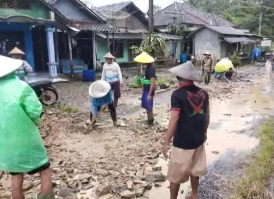Puluhan warga Kampung Kalapa Cagak, di Desa Teluklada, Kecamatan Sobang, Pandeglang, saat gotong royong bangun jalan. (Sumber: Dok. Warga)
