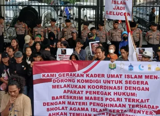 Ratusan massa yang tergabung dalam Gerakan Kader Umat Islam menggelar aksi demonstrasi di depan Kantor Kementerian Komunikasi dan Digital (Komdigi), Senin, 12 Januari 2026. (Sumber: Istimewa)
