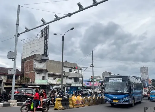 Sejumlah kendaraan melanggar lalu lintas saat melewati kamera ETLE di Flyover Cibinong, Kabupaten Bogor. (Sumber: Poskota/Giffar Rivana)