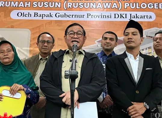 Gubernur Jakarta Pramono Anung saat menyampaikan pernyataan kepada awak media di Rusun Pulo Gebang, Jakarta Timur, Senin, 12 Januari 2025. (Sumber: Poskota/M Tegar Jihad)