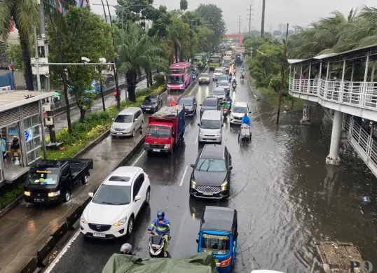 Pantauan arus lalu lintas di Jalan Daan Mogot, Cengkareng, Jakarta Barat, yang padat karena adanya genangan, Senin, 12 Januari 2026. (Sumber: Poskota/Pandi Ramedhan)