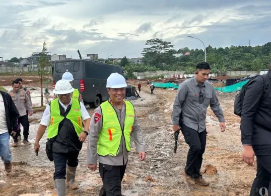Wakapolri Komjen Pol Dedi Prasetyo meninjau pembangunan SMA KTB, Kecamatan Gunungsindur, Kabupaten Bogor. (Sumber: Poskota/Giffar Rivana)