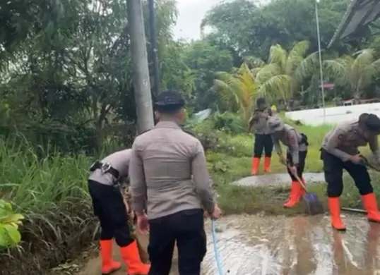 Anggota Sat Samapta Polres Bogor saat membersihkan bekas banjir di wilayah Bunar, Parungpanjang. (Sumber: Polres Bogor)