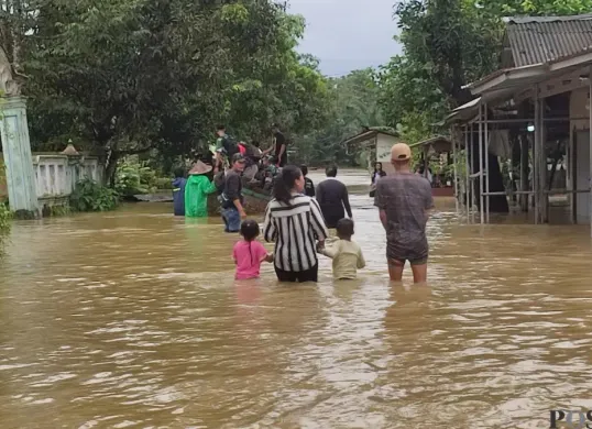 Akses jalan di jalur Pagelaran-Patia di Kabupaten Pandeglang terendam banjir. (Sumber: Poskota/ Samsul Fatoni)