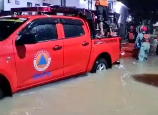 Petugas BPBD Provinsi Banten akan melakukan evakuasi korban banjir. (Sumber: BPBD Banten)