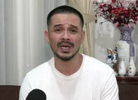 Roby Tremonti saat menyampaikan klarifikasi terbuka dalam program Star Update, menegaskan keinginannya mengakhiri konflik dan membersihkan nama baiknya. (Sumber: Youtube/@Starpro Indonesia)