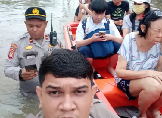 Proses evakuasi warga Perumahan Duta Bandara Permai, Kecamatan Kosambi, Kabupaten Tangerang. (Sumber: Polres Metro Tangerang)