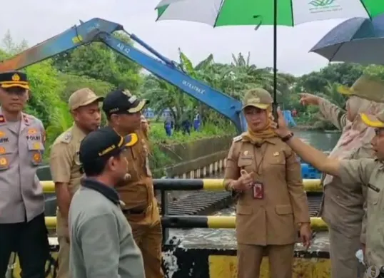 Wali Kota Jakarta Barat, Iin Mutmainnah saat meninjau pengerukan Kali Sepak di Kelurahan Kembangan Utara, Kembangan, Jakarta Barat, Selasa, 13 Januari 2026. (Sumber: Poskota/Pandi Ramedhan)
