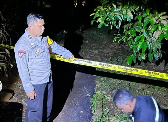 TKP pembunuhan di Dusun III, RT 12/RW 04, Kecamatan Kiarapedes, Kabupaten Purwakarta. (Sumber: Dok. Istimewa)