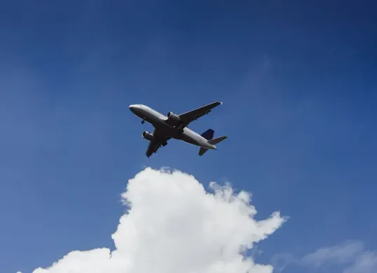 Ilustrasi. Sejumlah penerbangan di Bandara Internasional Soetta, Benda, Kota Tangerang, dialihkan. (Sumber: Freepik/@kireyonokyuliya)