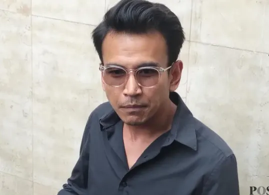 Younger, pelapor sekaligus korban, menjalani pemeriksaan perdana oleh penyidik terkait laporan yang menjerat pendiri Akademi Crypto, Timothy Ronald, di Polda Metro Jaya, Jakarta Selatan, Selasa, 13 Januari 2026. (Sumber: Poskota/Ali Mansur)