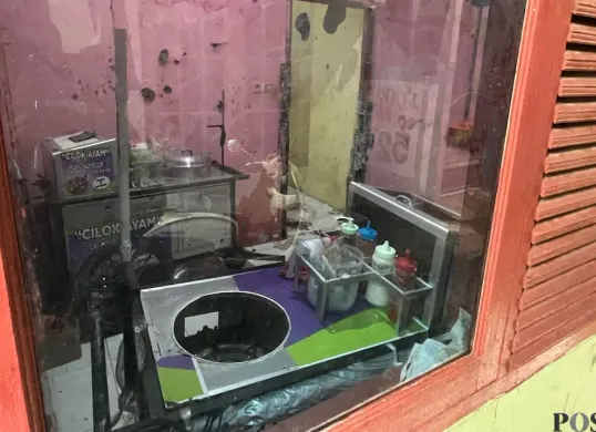 Suasana di rumah kontrakan tukang cilok yang ditusuk oleh temannya yang juga tukang cilok di Kembangan, Jakarta Barat, Selasa, 13 Januari 2026. (Sumber: Poskota/Pandi Ramedhan)