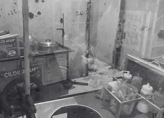 Suasana di rumah kontrakan tukang cilok yang ditusuk oleh temannya yang juga tukang cilok di Kembangan, Jakarta Barat, Selasa, 13 Januari 2026. (Sumber: Poskota/Pandi Ramedhan)