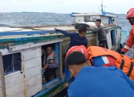 Kapal kayu KM Nabilah mengalami kecelakaan di perairan sebelah Tenggara Pulau Gosong Sekati, Kepulauan Seribu Utara, Selasa, 13 Januari 2026. (Sumber: Istimewa)