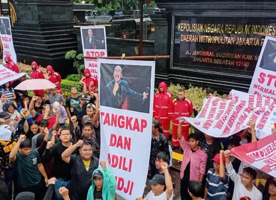 Ratusan masa aksi dari Grakan Kader Umat Islam melakukan longmarch dari Universitas Atma Jaya Menuju Polda Metro Jaya, Selasa, 13 Januari 2026. (Sumber: Istimewa)