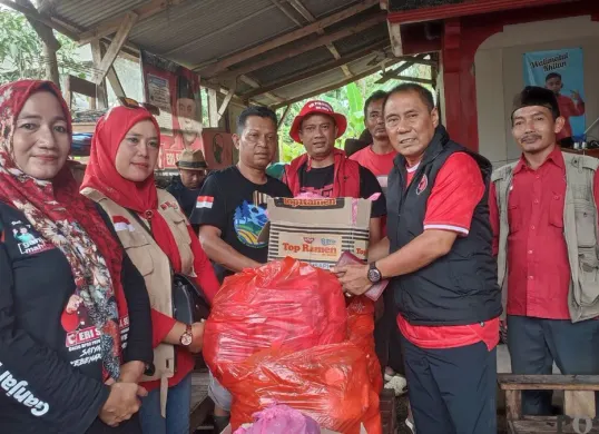 Jajaran DPC PDI Perjuangan Pandeglang saat menyerahkan bantuan sembako. (Sumber: Poskota/Samsul Fatoni)