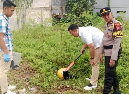 Petugas Satreskrim Polresta Serang Kota tengah melakukan olah TKP di lokasi kejadian. (Sumber: Dok. Humas Polresta Serang Kota)