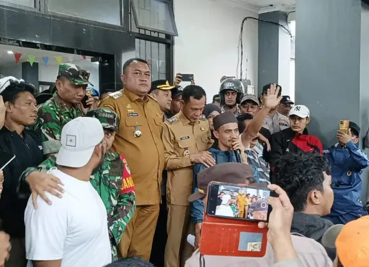 Bupati Bogor, Rudy Susmanto menemui para demonstran di depan kantor Kecamatan Cigudeg. (Sumber: Dok. Istimewa)