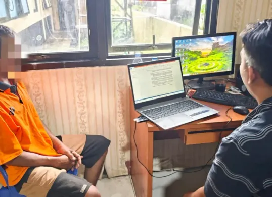 Pelaku curanmor saat menjalani pemeriksaan di ruang Unit Reskrim Polsek Carenang. (Sumber: Polsek Carenang)