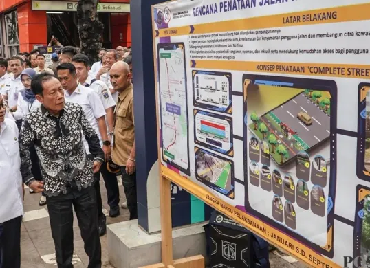 Gubernur Jakarta, Pramono Anung dan Sutiyoso meninjau pembongkaran tiang monorel di Jalan Rasuna Said, Setiabudi, Jakarta Selatan, Rabu, 14 Januari 2025 (Sumber: Poskota/Bilal Nugraha Ginanjar)