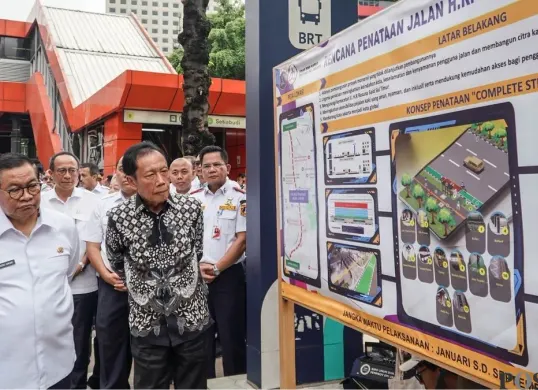 Gubernur Jakarta, Pramono Anung meninjau pembongkaran tiang monorel mangkrak di Jalan Rasuna Said, Setiabudi, Jakarta Selatan, Rabu, 14 Januari 2025. (Sumber: Poskota/Bilal Nugraha Ginanjar)