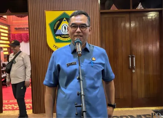 Sekda Kabupaten Bogor, Ajat Rochmat Jatnika memberikan keterangan pers tentang pembebasan lahan jalur khusus tambang. (Sumber: Poskota/Giffar Rivana)