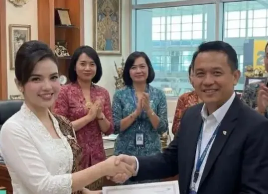 Fakta Khairun Nisa (23), wanita asal Sumatera Selatan yang sempat viral sebagai pramugari gadungan, dikabarkan telah resmi diterima sebagai pramugari Garuda Indonesia. (Sumber: Facebook/Komunitas Nekad Hijrah)