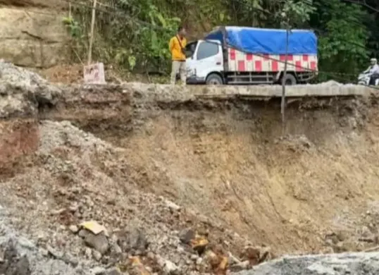 Sejumlah kendaraan ekstra hati-hati saat melintasi jalur Kaduagung-Gunungkencana yang ambles tergerus air sungai. (Sumber: Istimewa)