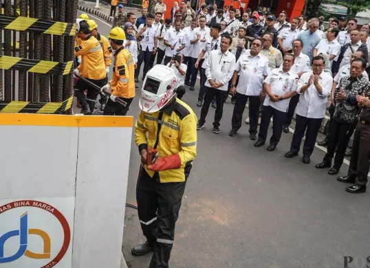 Proses pembongkaran tiang monorel di Jalan H.R. Rasuna Said, Setiabudi, Jakarta Selatan, Rabu, 14 Januari 2026. (Sumber: Poskota/Bilal Nugraha Ginanjar)