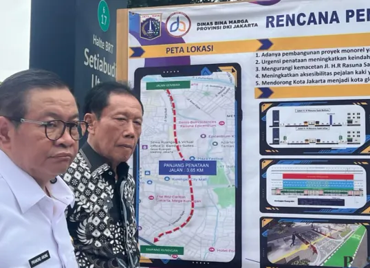 Gubernur DKI Jakarta Pramono Anung saat meninjau tiang monorel di sepanjang Jalan Rasuna Said, Jakarta Selatan, yang mulai dibongkar hari ini, Rabu, 14 Januari 2026. (Sumber: Poskota/Pandi Ramedhan)