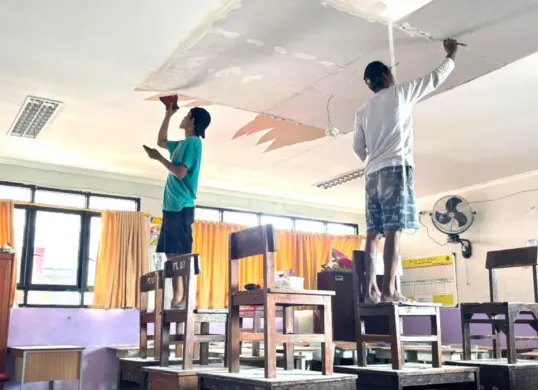 Perbaikan atap sekolah SD Negeri 05 Pademangan Timur, Pademangan, Jakarta Utara, Rabu, 14 Januari 2026. (Sumber: Berita Jakarta)