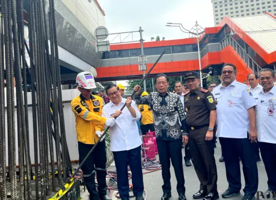 Pemprov DKI memulai pembongkaran 109 tiang monorel di sepanjang Jalan Rasuna Said, Jakarta Selatan pada Rabu, 14 Januari 2026. (Sumber: Poskota/Pandi Ramedhan)