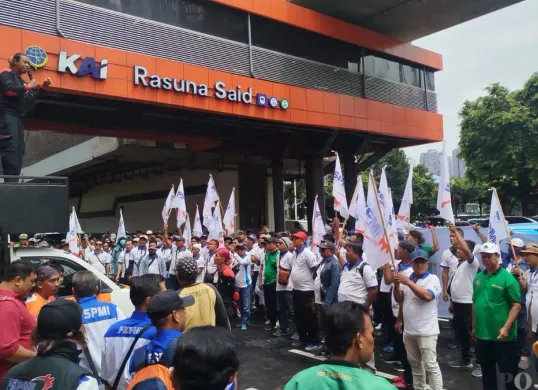 Ratusan buruh PT Pakerin Mojokerto berunjuk rasa di Kantor Kemenkumham dan LPS, Jakarta Selatan, Rabu, 14 Januari 2026. (Sumber: Poskota/Ali Mansur)