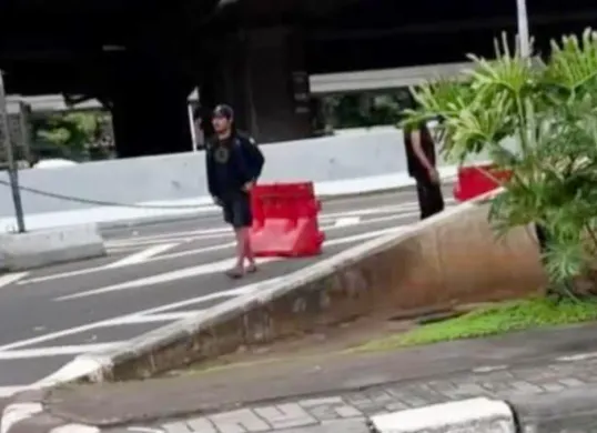 Sekelompok pak ogah menutup exit Tol Rawa Buaya, Cengkareng, Jakarta Barat. (Sumber: Istimewa)